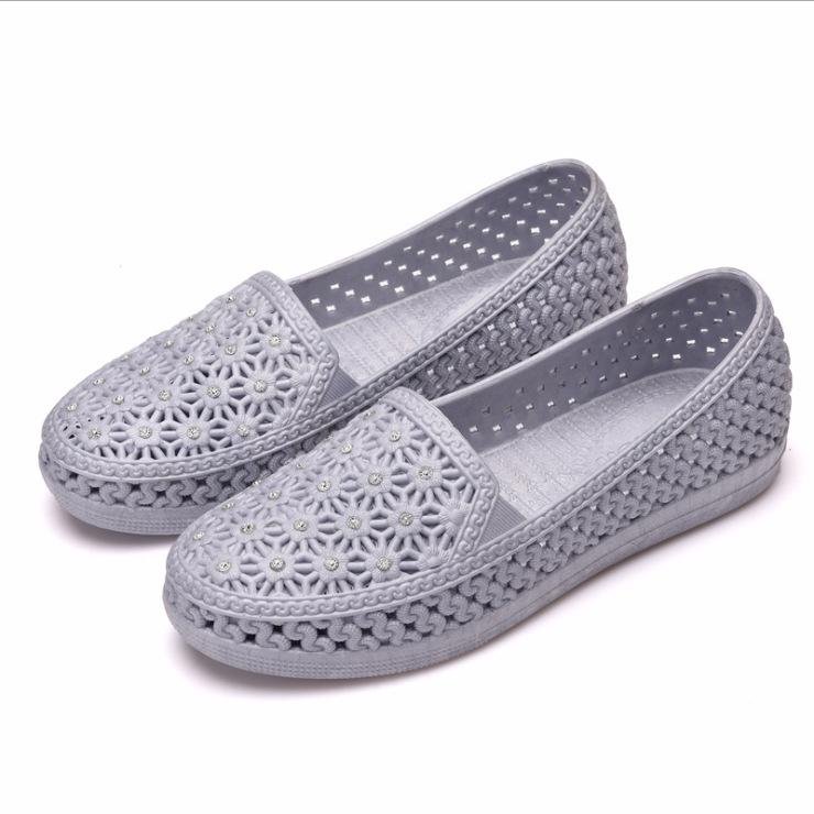 2024 Women's Closed Toe Flat Heel Sandals: Comfortable Summer Shoes for Middle-Aged & Elderly Mothers, Ideal for Nurses.