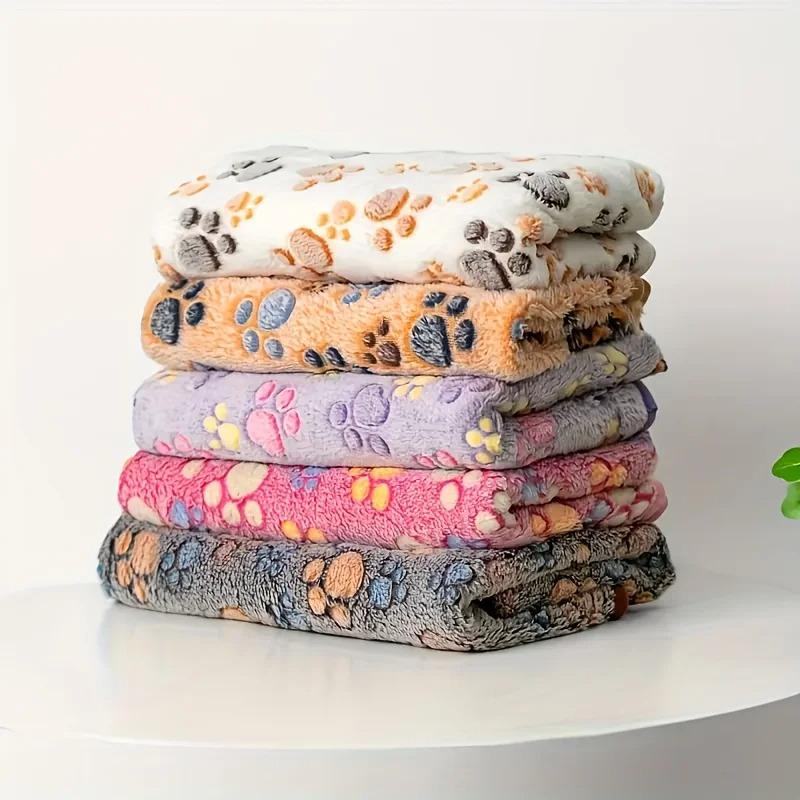 Flannel Pet Blanket Cute Dog Paw Print Blanket Pet Mat for Puppy Kitten Warm and Comfortable Blanket Suitable for Cats and Dogs