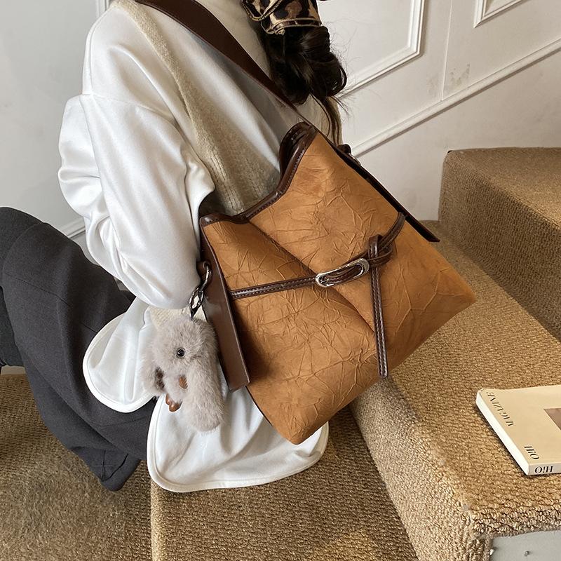 New Fashi Women Commuting Shoulder Bag Retro Casual Large Capacity Bucket Bag Comfortable and Versatile Texture Handle Bag