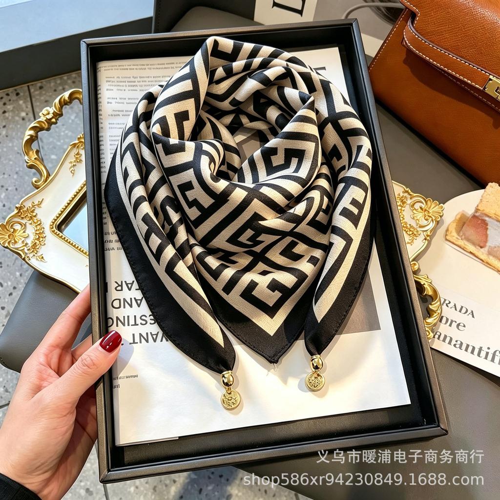 Xiaoxiangfeng new foreign air magnetic buckle scarf high-end triangular scarf versatile neck protection scarf printed windproof square scarf