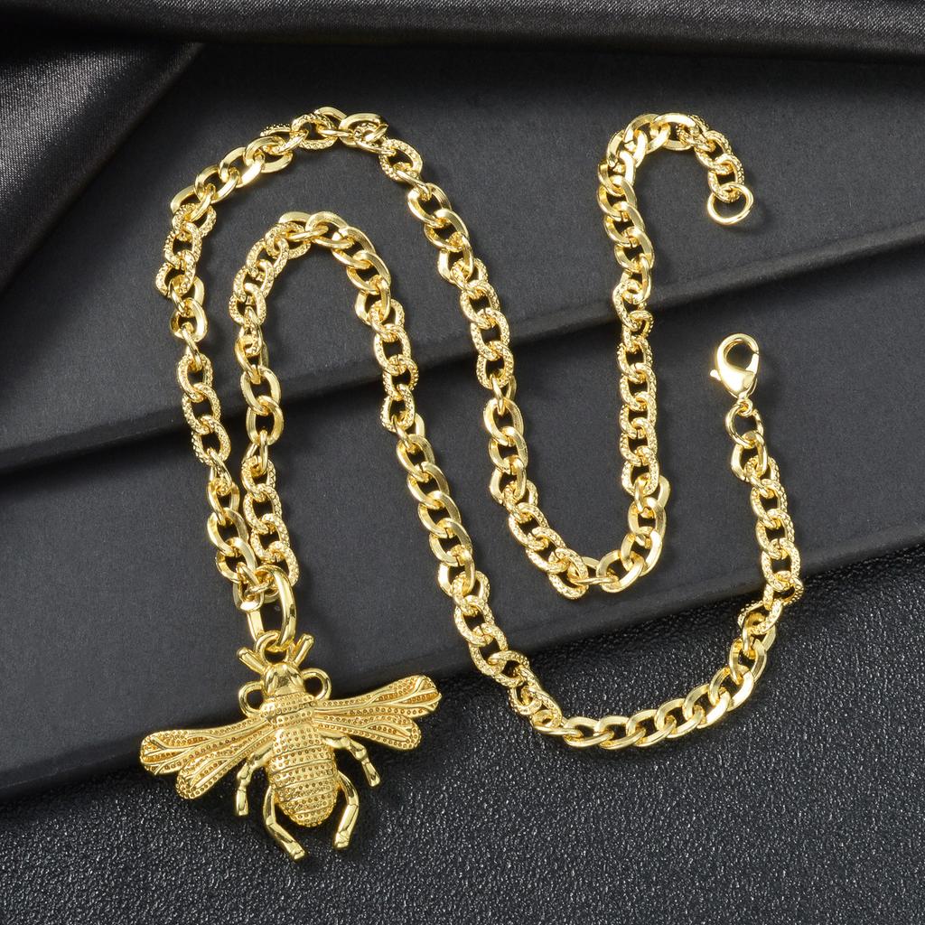 Classic Gold Design Necklace, Simple and Fashionable Personality, Daily Versatile Commuter Model, Little Bee Pendant, Versatile Woman 2026