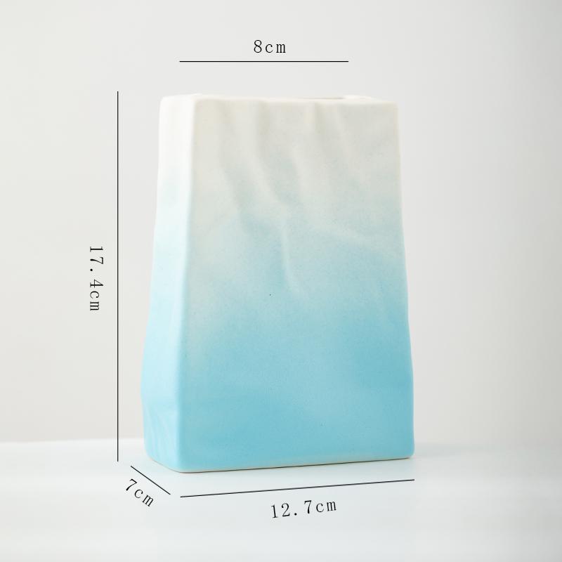 Skandynawski biały ceramiczny wazon na suszone lub świeże kompozycje kwiatowe w wystroju salonu