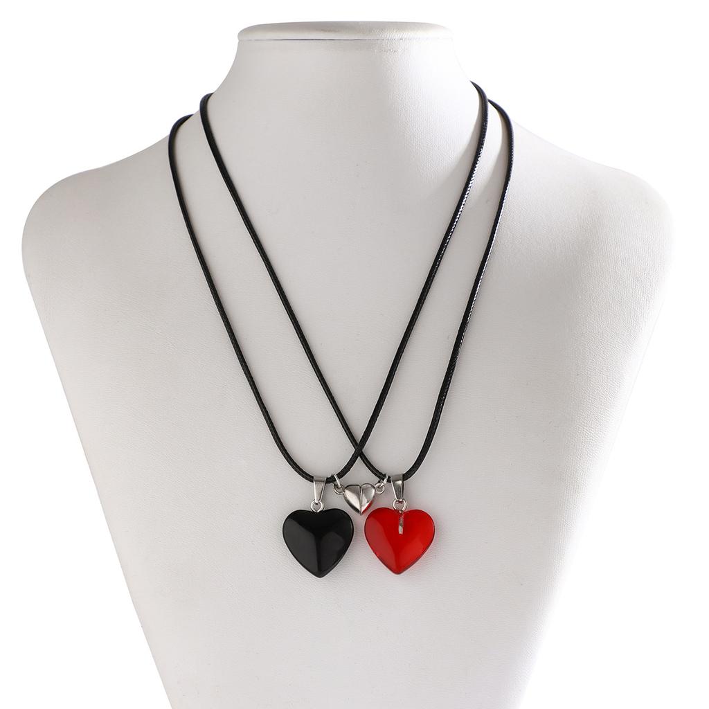 Retro Magnetic Red Contrasting Color Heart-Shaped Valentine'S Day Necklace, Simple Set Love Couple Necklace.