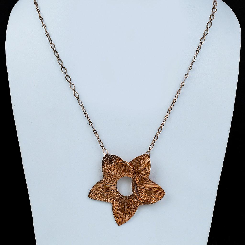 Miedziany Wisiorek Kwiatowy Unikalny Naszyjnik z Kwiatem Ręcznie Robiony Wisiorek Miedziana Biżuteria Wisiorek na Łańcuszek Piękny Wisiorek z Wzorem Kwiatowym Prezenty Rocznicowe