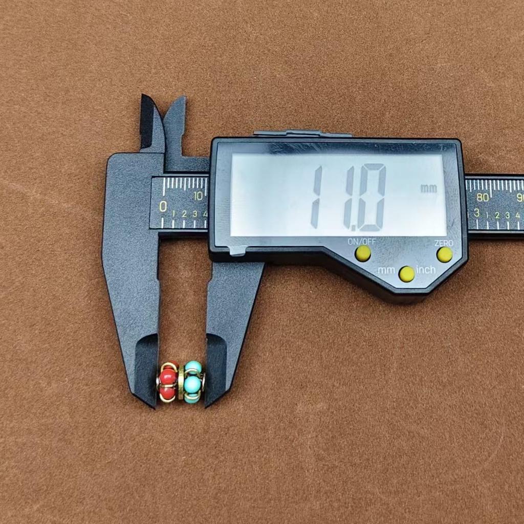 Nepalski Ręcznie Robiony Naszyjnik z Sześciosylabową Mantrą z Mosiężnymi Inkrustowanymi Koralikami