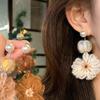 Silbernadel Wollblume Perlenstecker - Elegantes, Hochwertiges Herbst/Winter Statement-Accessoire mit Einzigartigem Design.