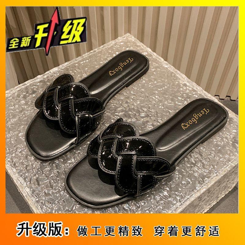 Korean version of Xiaoxiangfeng one-word slippers women's 2025 summer new flat-bottomed elegant open-toed hollowed-out vacation beach sandals