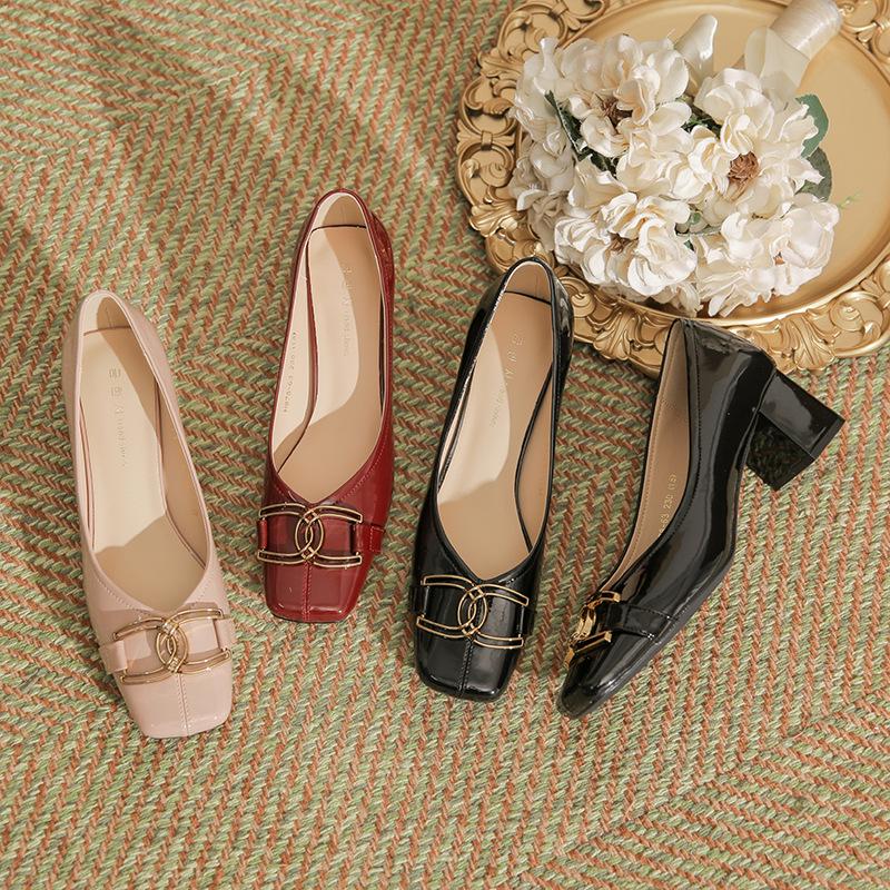 Rosa Lackleder Chunky Heel High Heels, Damen Schuhe mit eckiger Zehenpartie, Metallschnalle und Schafsleder-Innensohle.