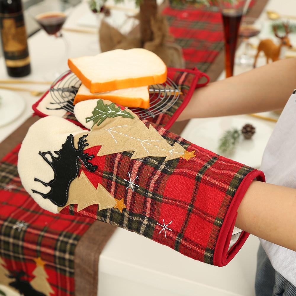 Christmas Themed Plaid Fabric Embroidered Heat Resistant Pot Holders And Gloves For Festive Cooking