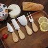 Käsemesser-Set aus Edelstahl mit Griff aus Gummibaumholz: Enthält Messer, Gabel, Pfannenwender und Buttercrememesser.
