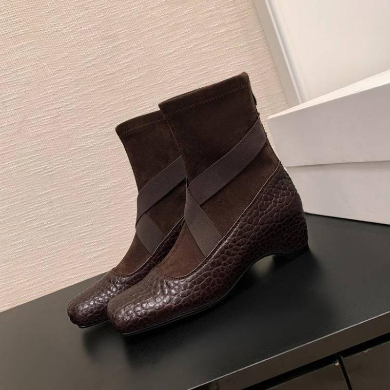 Versatile Leather Boots Women's Beef Tendon Sole Rear Zipper Leather Fashion Boots Autumn and Winter Medium Heel Large Size Women's Boots Square Heel 