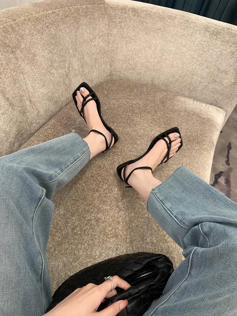 Gleicher Stil~ Leder Koreanischer Blogger-Stil Quadratkopf Kreuzriemen Zehenbedeckt Flache Sohle Sandalen Damen Sommer Neue Modelle