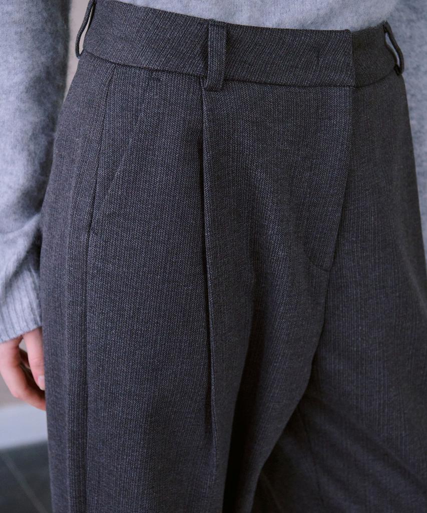 AHWE Brushed Herringbone Single-Pleat Slacks_Charcoal