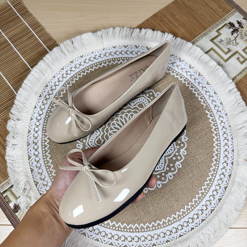 Fashion Flat Shoes Women's 2025 Spring and Autumn New Round Toe Ballet Shoes Bow Knot Shallow Retro Patent Leather Red Plus Size 43 44