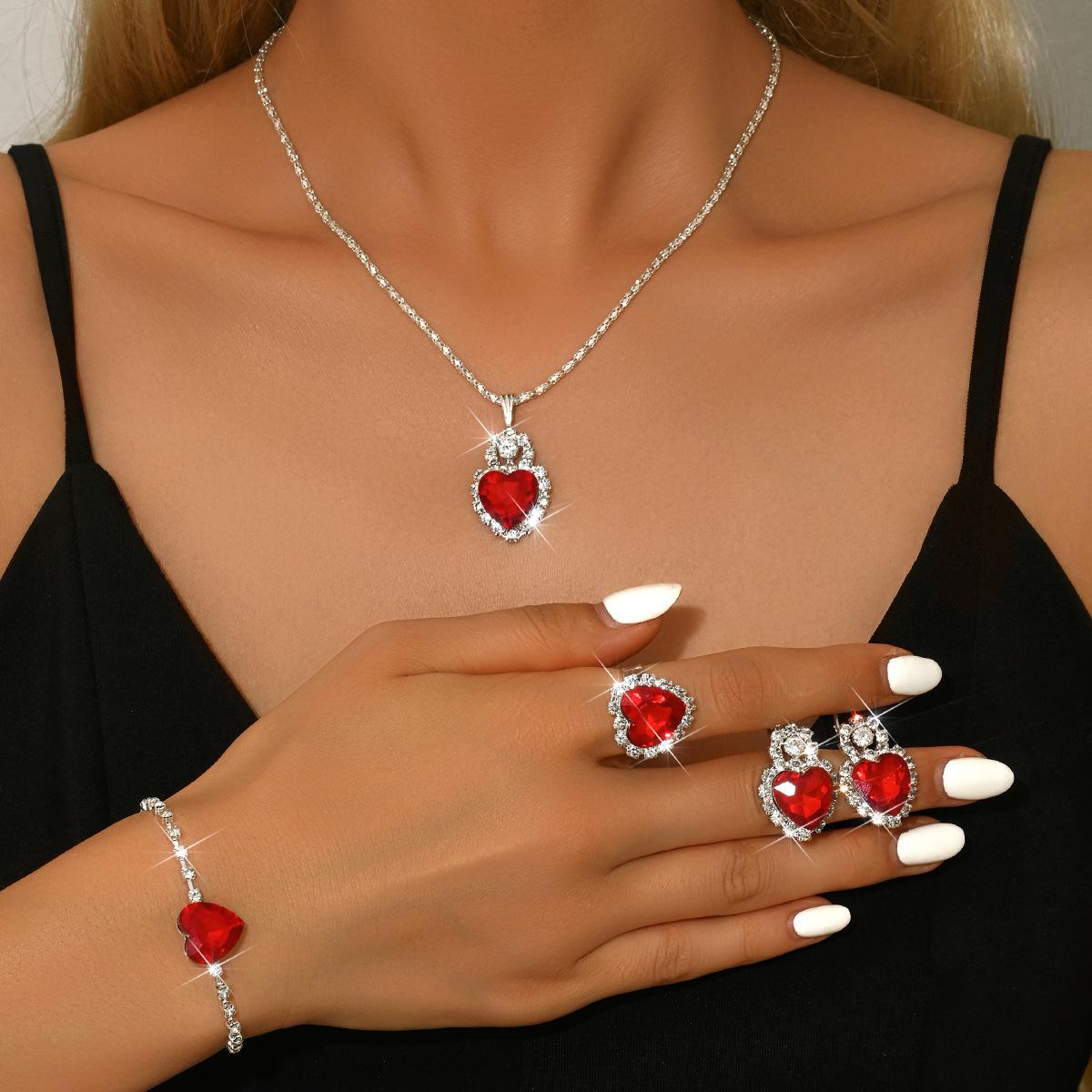 Любовь Ожерелье из стразов Серьги Кольцо Ювелирный набор из четырех предметов Высококачественные свадебные украшения