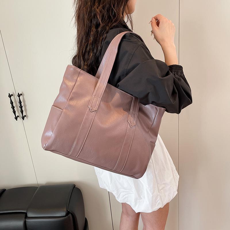High-End Retro Tote Bag: Stylish, Large Capacity Shoulder Handbag for Commuting