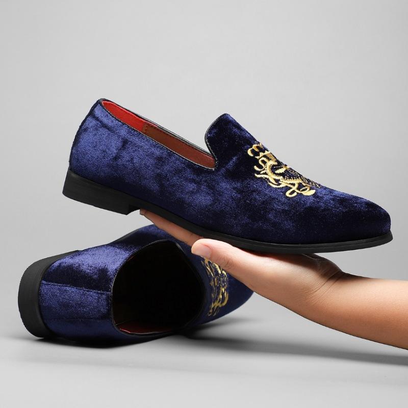 New Men‘s Pointed Embroidered Velvet Slip On Flats Shoes British Gentleman Designer Loafers Moccasins Wedding Dress Footwear