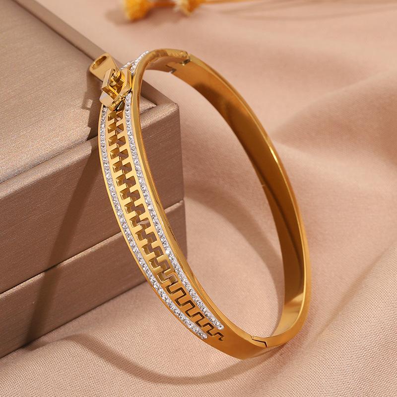 Hot-selling titanium steel bracelet, girls' high-end sense of fashion, popular light luxury in Europe and the United States, Gypsy star love diamond