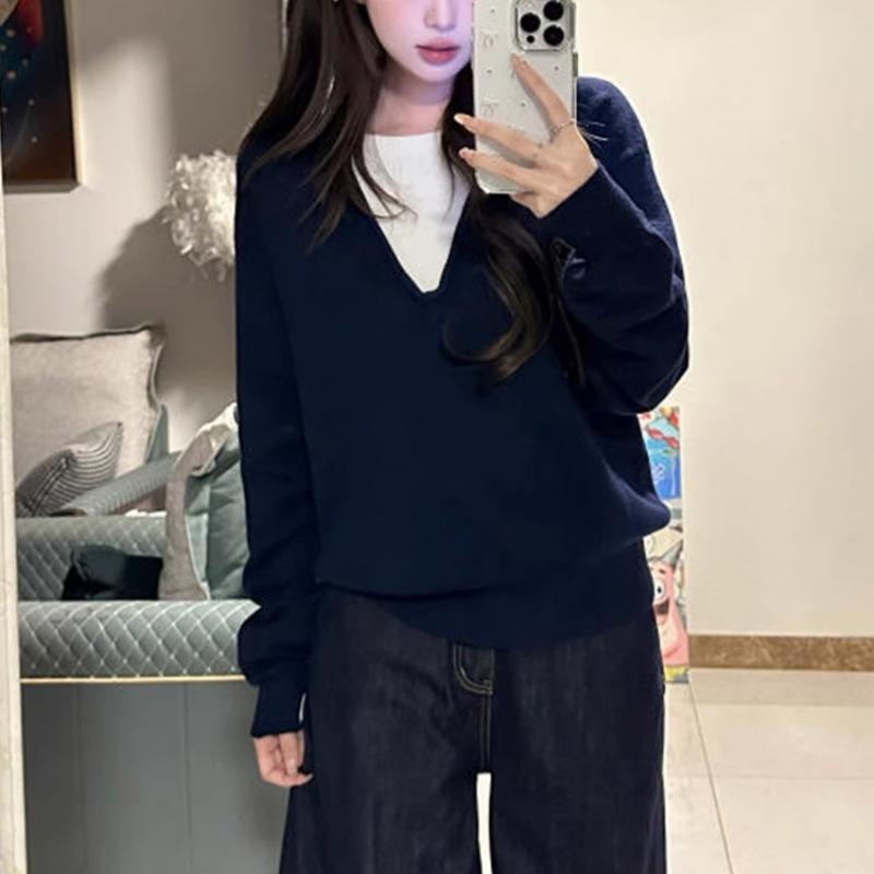 Color matching v-neck fake two-piece knitted sweater for women's autumn and winter new design sense, thin pullover sweater for women