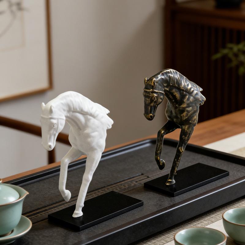 Creative Resin Horse Ornament with Base Vintage Animal Sculpture Craft Living Room Office Horse Ornament Home Decoration Gift