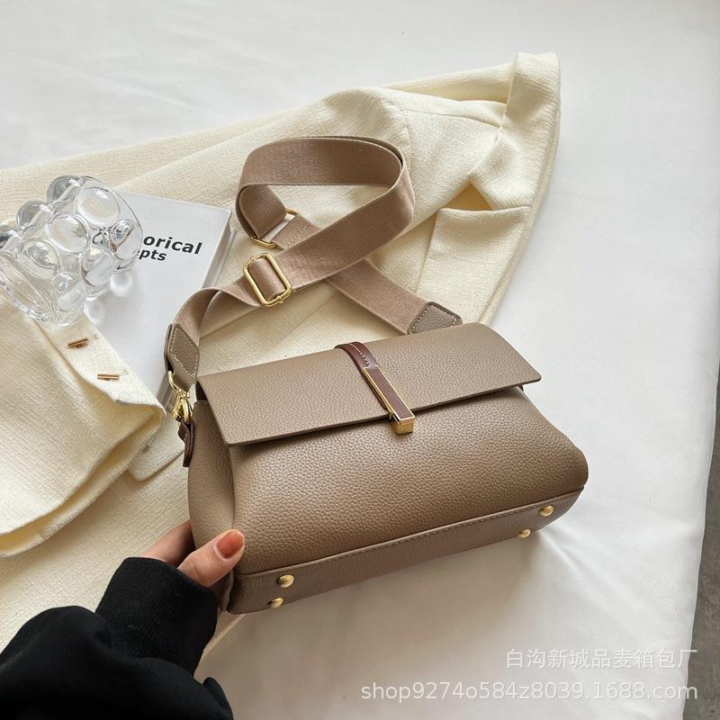 

Niche design wide shoulder strap small bag women s 2025 new trendy fashion popular shoulder bag foreign style messenger small square bag хакі