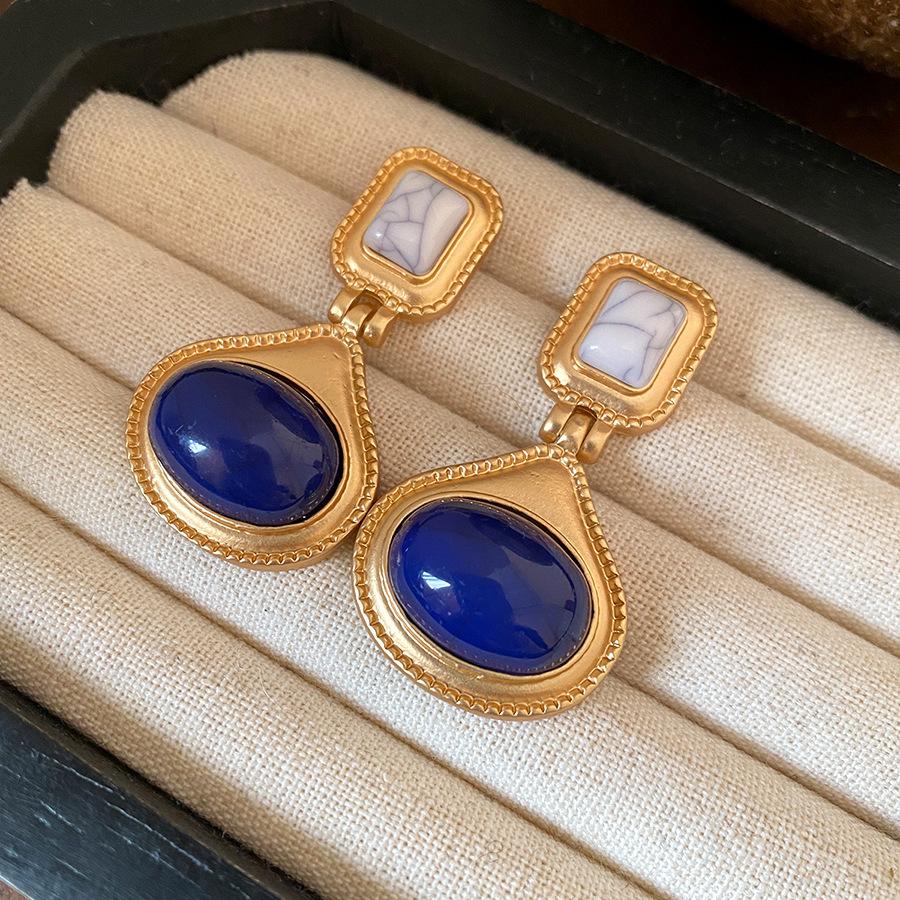 

Medieval vintage silver needle oval earrings retro court style stud earrings light luxury high-end earrings