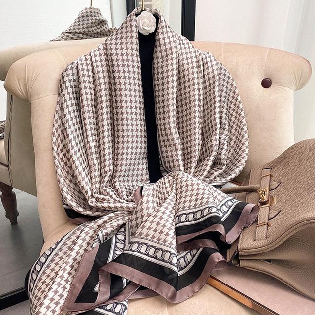 

Розкішний бренд осінь і зима для жінок, новий стиль, мода, відповідний колір, принт, шовковий шарф, жіноча популярна платок, пляжна шаль