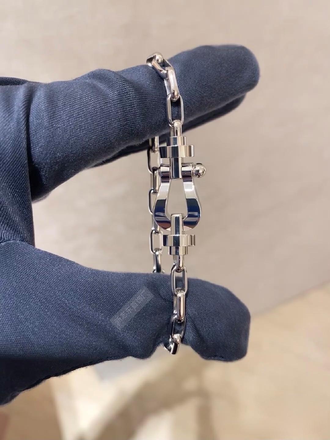 

Браслет із пряжкою-підковою з 18-каратного золота: Варіанти: Однотонний та з діамантами, U-подібний дизайн 21 cm