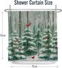 Kiefer Roter Vogel Duschvorhang Grün Winterwald Kardinal Schneebeere Weihnachtsthema, Landurlaub Stoffduschvorhang