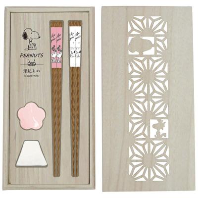 Yamaka Shoten PEANUTS Chopsticks and Chopstick Rest Pair Set In Wooden Snoopy Made In Box, Design, Japan, SN610-842H