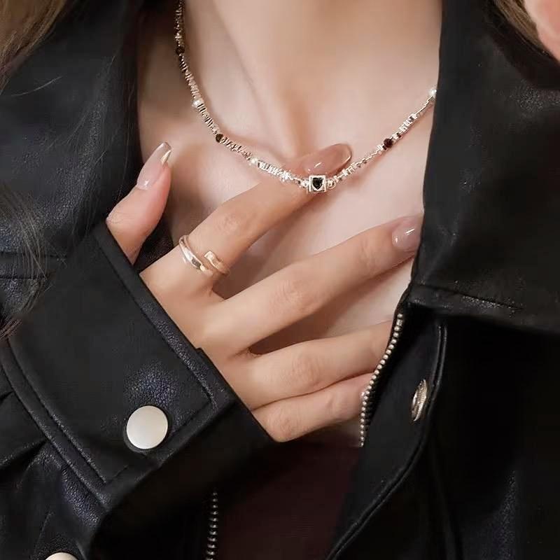 Personalized Versatile Broken Silver Black Square Love Necklace Light Luxury Niche Design Broken Silver Collarbone Chain Sweet Cool Korean
