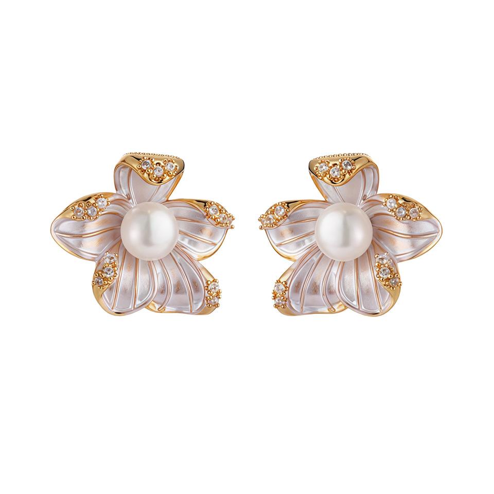 Natural freshwater pearl stud earrings flower petals 8 drops of oil light luxury high-end earrings