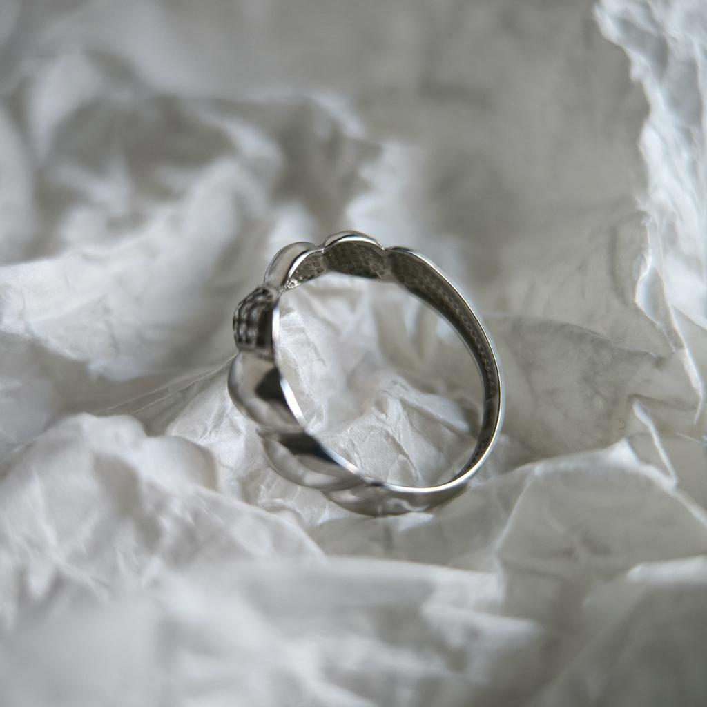 Серебряное кольцо с фианитами, вес изделия 1,55 гр (2209454)