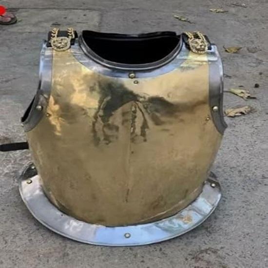 Středověký důstojník císařské gardy, kyrys, přední a zadní náprsník