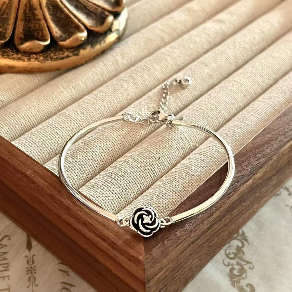 Minimalist Rose Bracelet: Chic European-American Style, Elegant and Fashionable Women's Luxury Jewelry