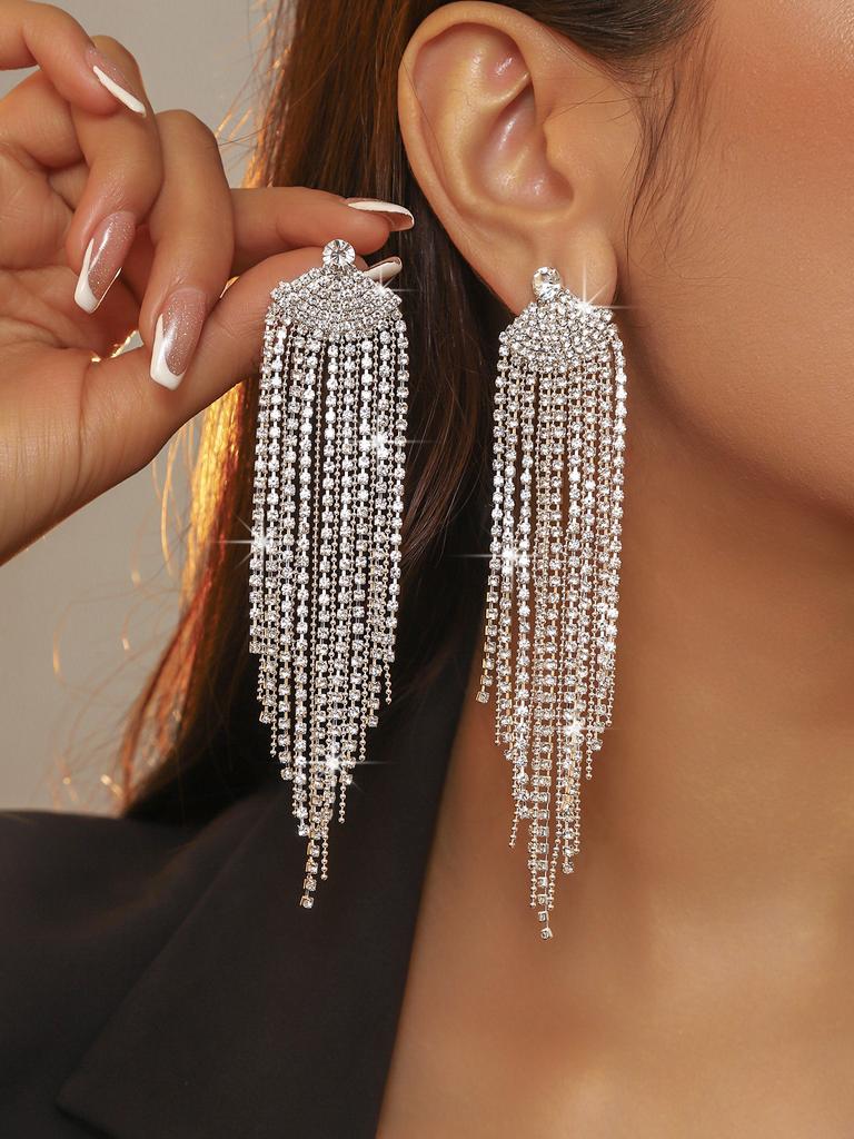 Luxuriöse Ohrringe mit langen Fransen und Strasssteinen
