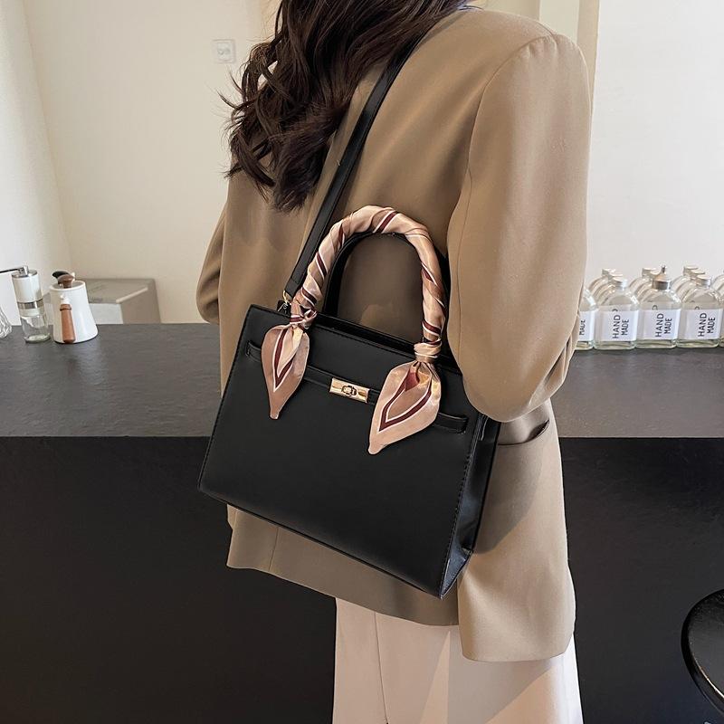 Fashion bag niche new women's bag messenger bag red bridal wedding bag autumn and winter mother hand bag