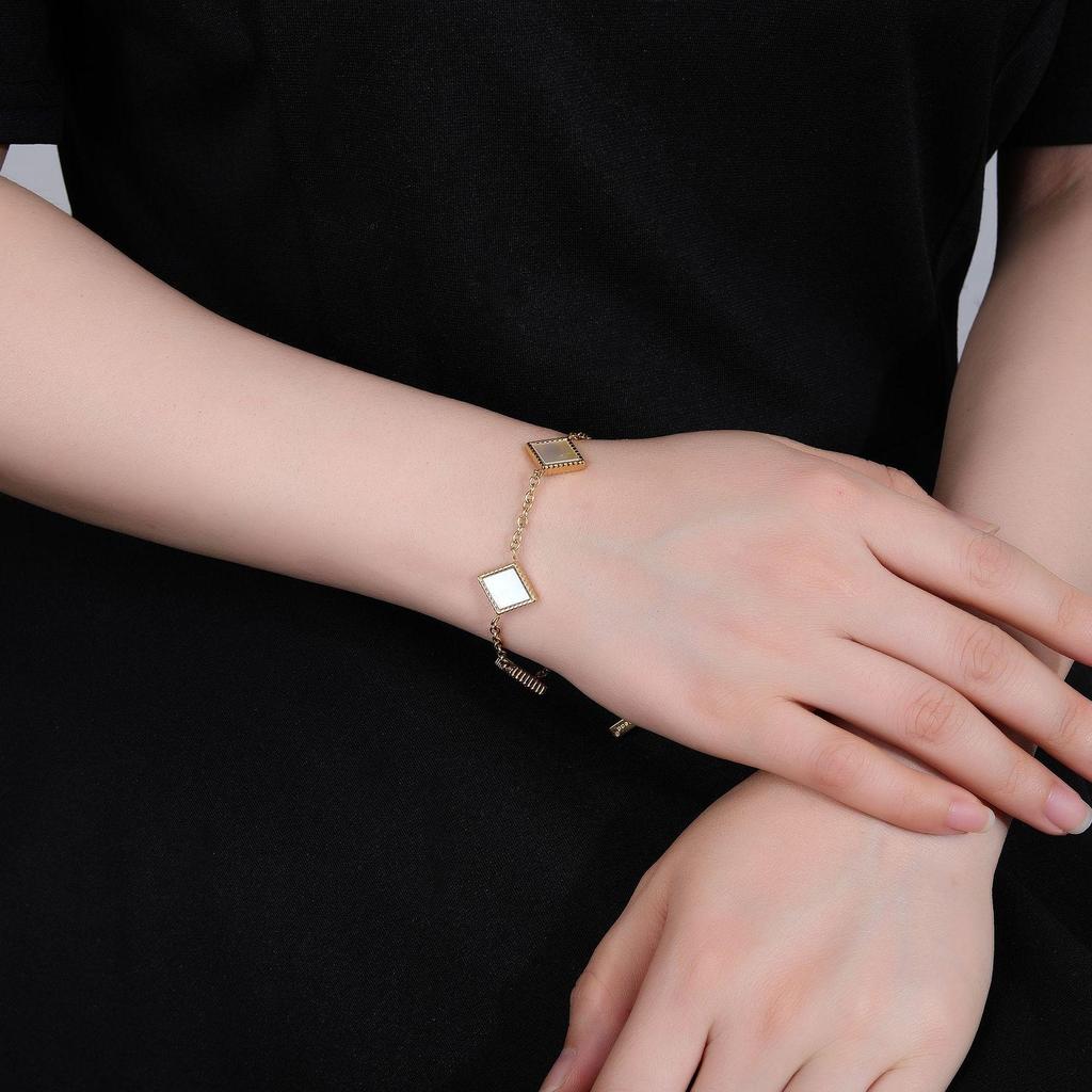 Minimalist Geometric White Shell Pendant Clavicle Chain Bracelet In High-Quality Titanium Steel