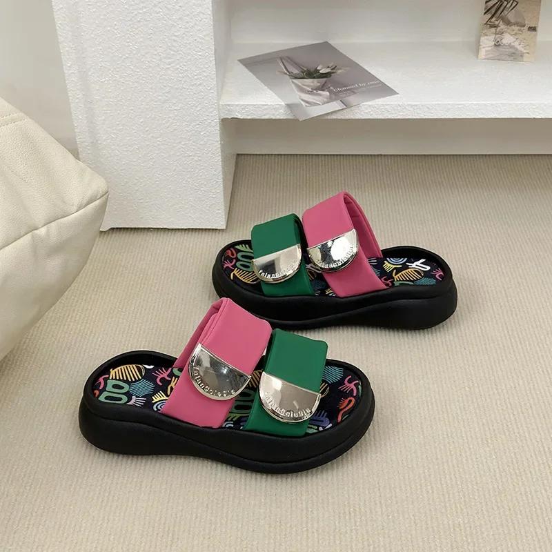 

Модные шлепанцы на платформе Женские летние 2025 Новые повседневные приморские пляжные сандалии Наступающие на дерьмовый хлеб Крутые шлепанцы 35 чёрный