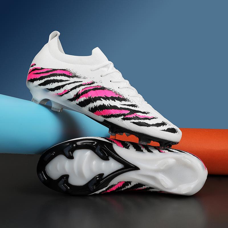 New World Cup Soccer Shoes Male and Female Teenagers Students Spike Light Training Lawn Sneakers 35
