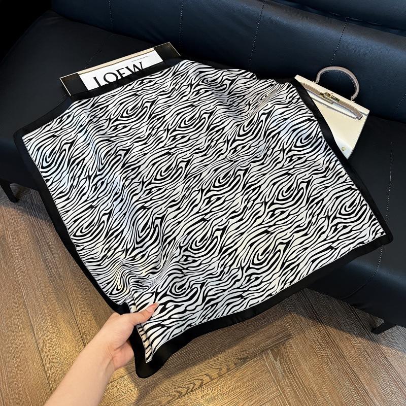 New silk scarf women's fashion versatile high-end small square scarf Korean version neck protection scarf spring and autumn retro scarf binding bag