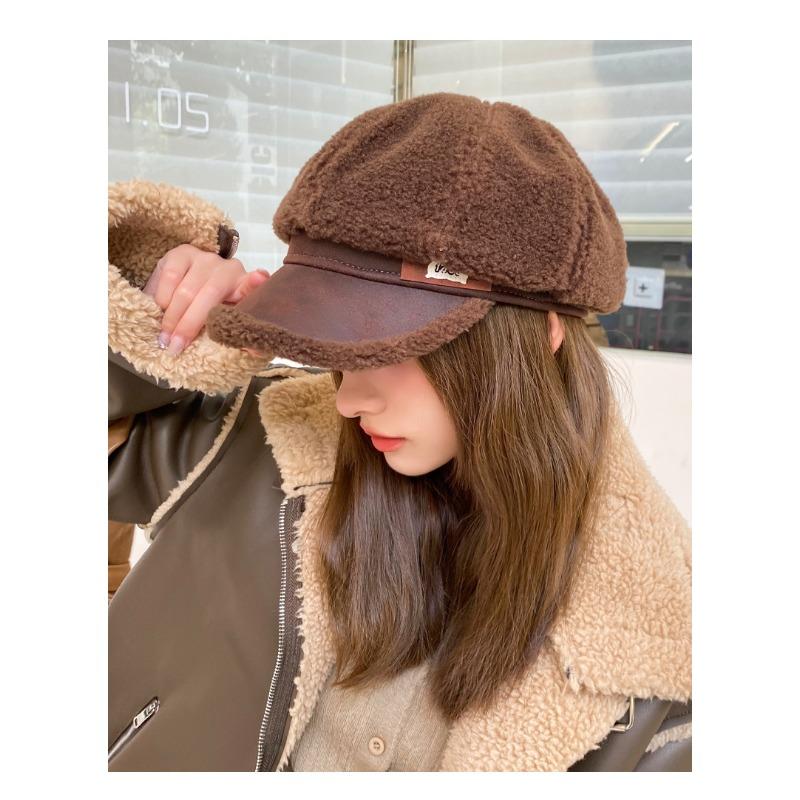 

Осінньо-зимовий новий капелюх. Жіноча восьмикутна шапка з імітацією ягнятиного флісу. Зимова тепло- та холодостійка шапка з качиним язиком кавовий