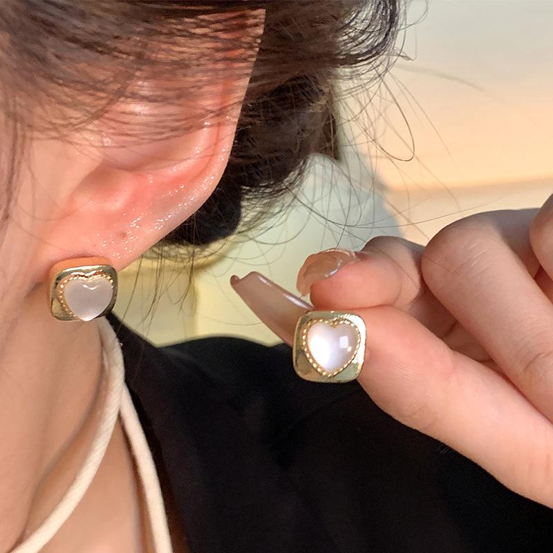 Ins Wind Pearl Love Earrings Women's Exquisite Niche Versatile High-end Stud Earrings 925 Silver Needle Explosive Earrings Wholesale