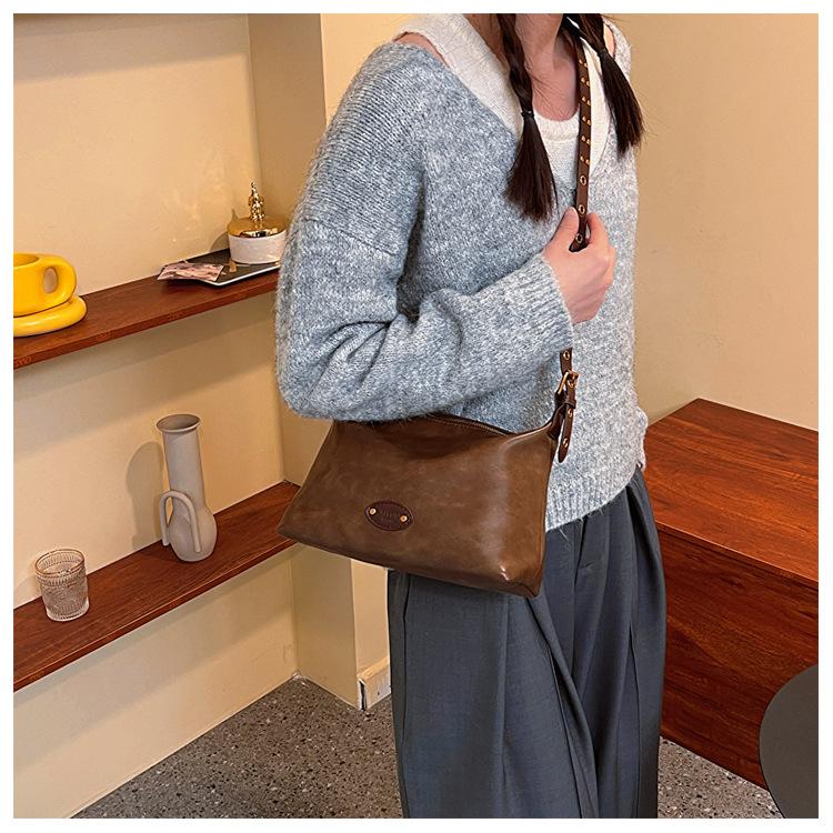 Retro fashion underarm bag women's new 2023 autumn and winter simple versatile tote bag high-end commuter shoulder bag