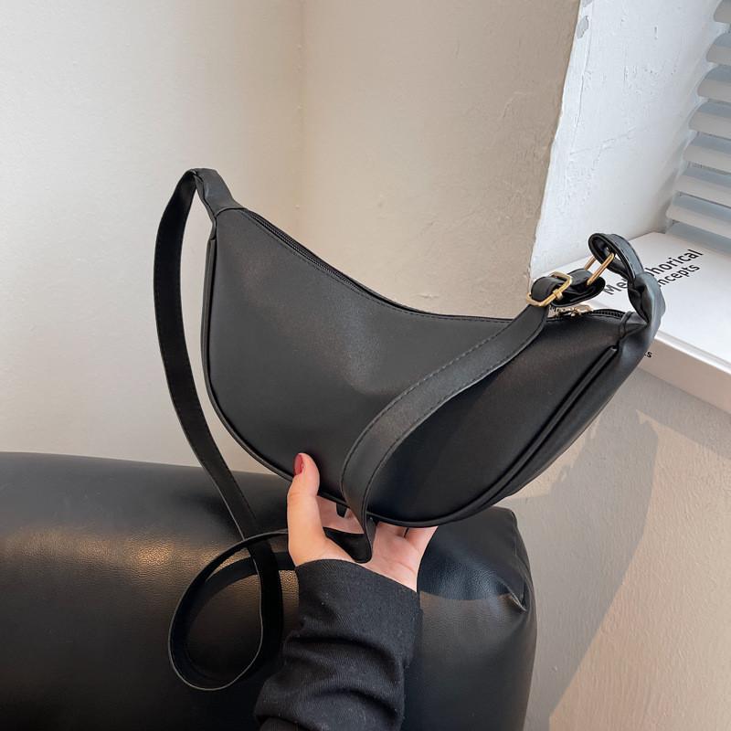 Stylish Polyester Shoulder Bag For Women Soft Zippered Quilted Purse