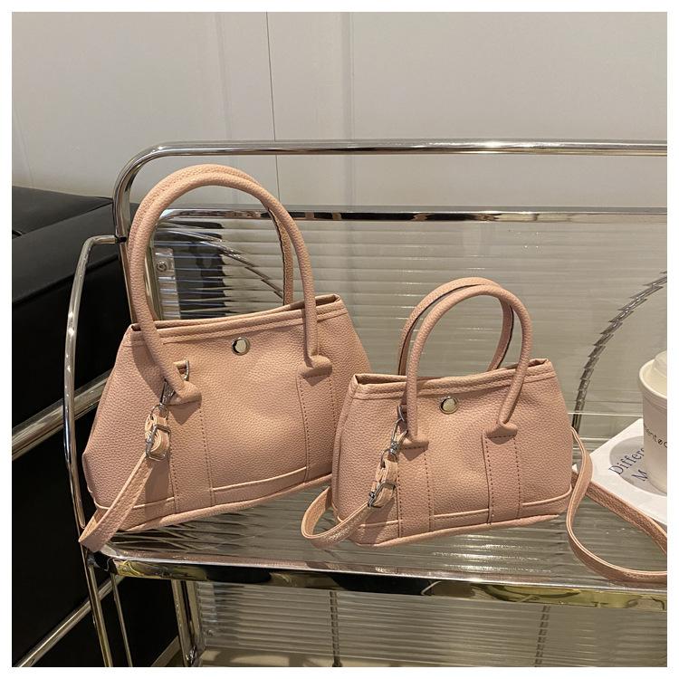 

2025 Korean new niche simple leisure commuter portable bucket bag versatile design sense solid color messenger bag women Small