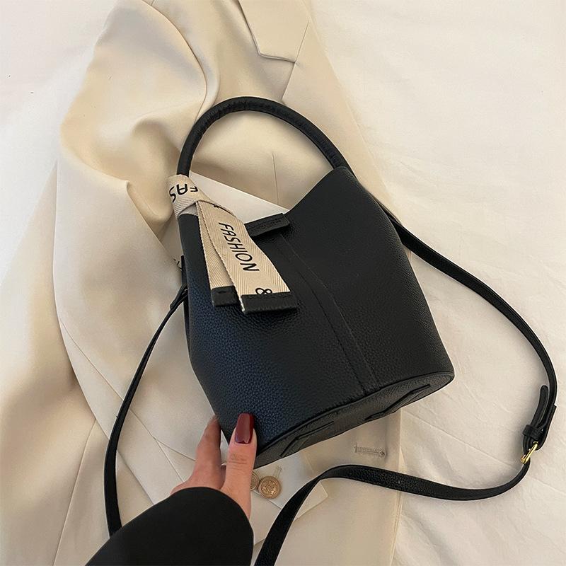 

2025 осень новая портативная сумка-ведро нишевая сумка-мессенджер высокая ценность мода зарубежный стиль подмышечная сумка на плечо женская чёрный