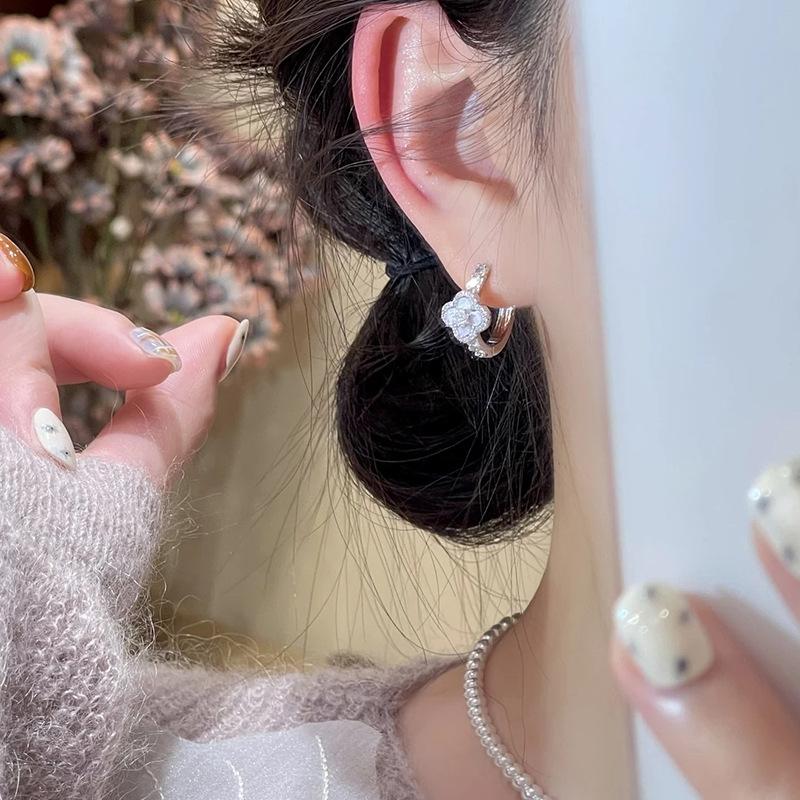 Zircon acetate board lucky grass flower ear buckle simple exquisite fashion earrings light luxury high sense versatile earrings women