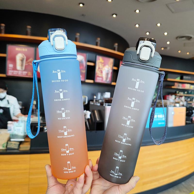 Verlaufene Mattierte Zeitmarkierung Wasserflasche, 1000ml Große Kapazität Tragbare Sport Trinkflasche mit Klappdeckel