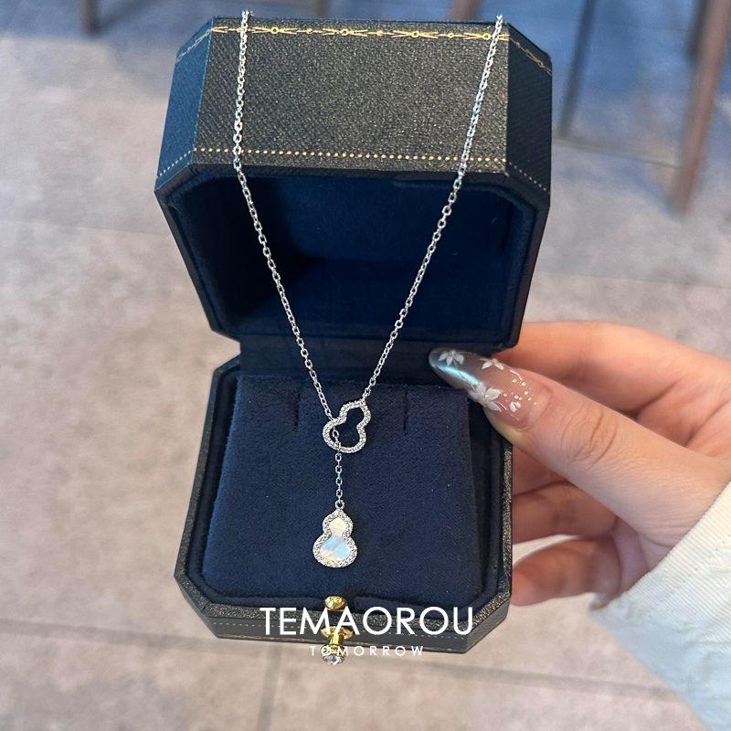 

Accessible Luxury Rose Gold Gourd Pink Fritillary Shiny Diamond Pendant Y Word K Gold Necklace Women s Non-Fading Clavicle Chain Ornament White Fritillaria silver Pendant Necklace